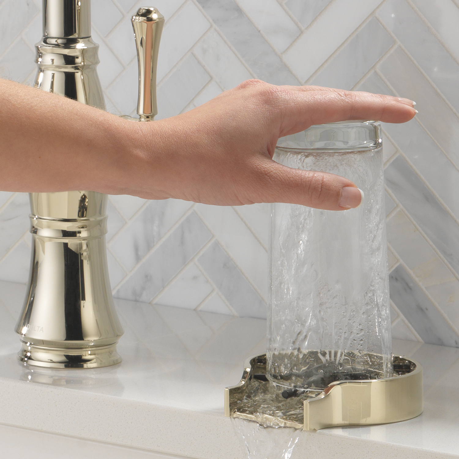 The Delta® Glass Rinser thoroughly rinses residue in seconds, with high-pressure water jets that reach where you can’t. Their sleek, low-profile design allows them to pair seamlessly with any faucet in any room style. It includes cover accessory to help prevent accidental water spray, thus protecting your elegant kitchen design.